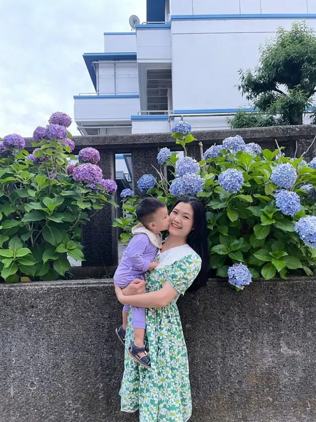 Khoảnh khắc dịu dàng của Chị và bé